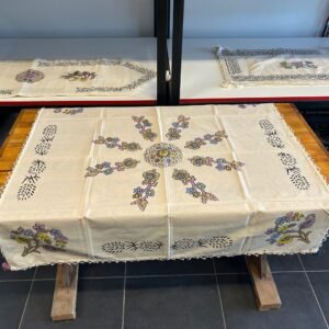 FİSKOS BONCUKLU EL BASKISI MASA ÖRTÜSÜ 102 X 102