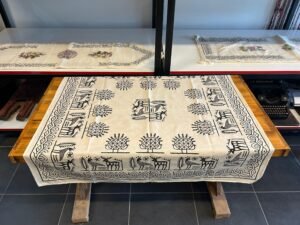 FİSKOS EL BASKISI MASA ÖRTÜSÜ 102 X 102 - Görsel 3