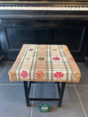 KİLİM KAPLI METAL AYAK TABURE 45X45X45 CM