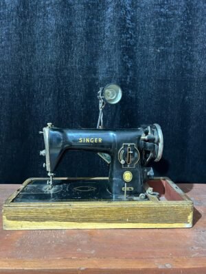 SİNGER 15B SERİSİ ORİJİNAL FENERLİ ANTİKA DİKİŞ MAKİNESİ (1954)